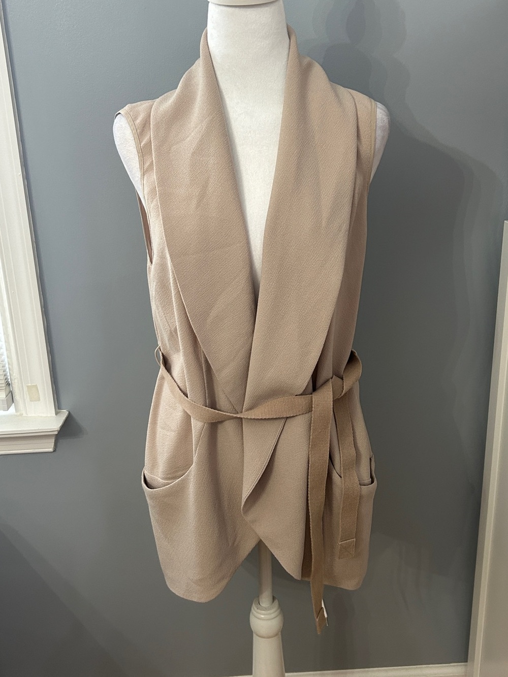 Wilfred Aritzia Beige Draped Sleeveless Vest with Belt & Pockets Size Medium